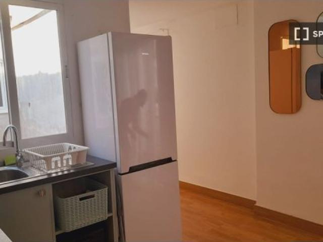 Se alquila piso de 2 habitaciones en Centro Sagrario, gastos incluidos