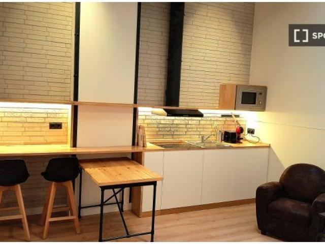 Se alquila piso de 2 habitaciones en Cuatro Caminos, gastos incluidos