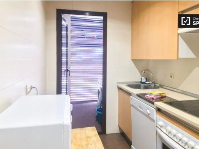 Se alquila piso de 2 habitaciones en Adelfas, todos los gastos incluidos