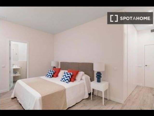 Se alquila piso de 2 habitaciones en Almagro, gastos incluidos