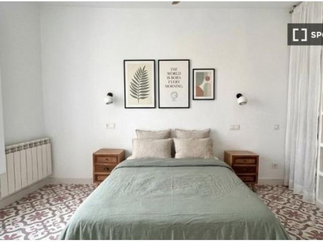 Se alquila piso de 2 habitaciones en Embajadores, gastos incluidos