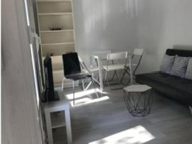 Se alquila piso de 2 habitaciones en Embajadores, gastos incluidos