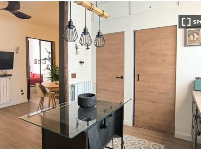 Se alquila piso de 2 habitaciones en Embajadores, gastos incluidos