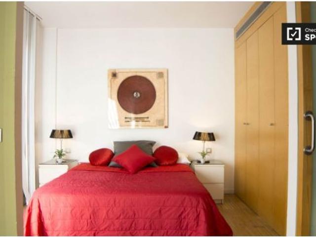 Se alquila piso de 2 habitaciones en Embajadores, perfecto para profesionales y parejas