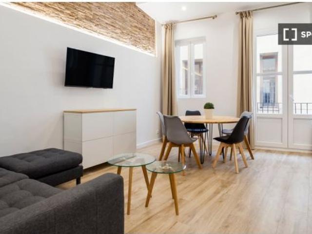 Se alquila piso de 2 habitaciones en El Pilar, gastos incluidos