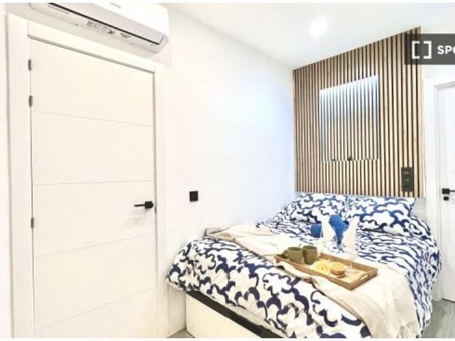 Se alquila piso de 2 habitaciones en Jerónimos, gastos incluidos