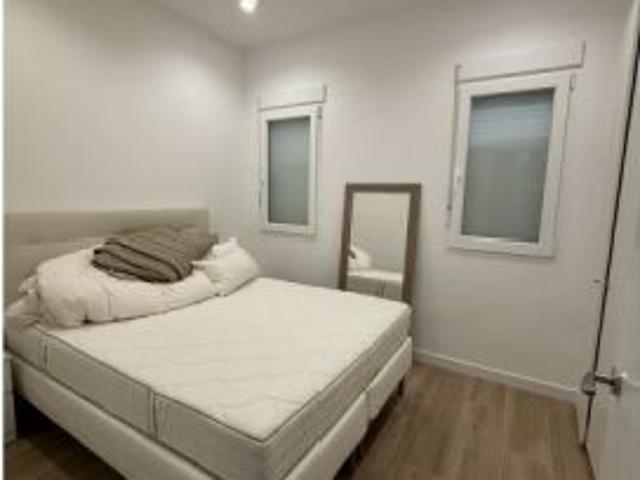 Se alquila piso de 2 habitaciones en Jerónimos, gastos incluidos