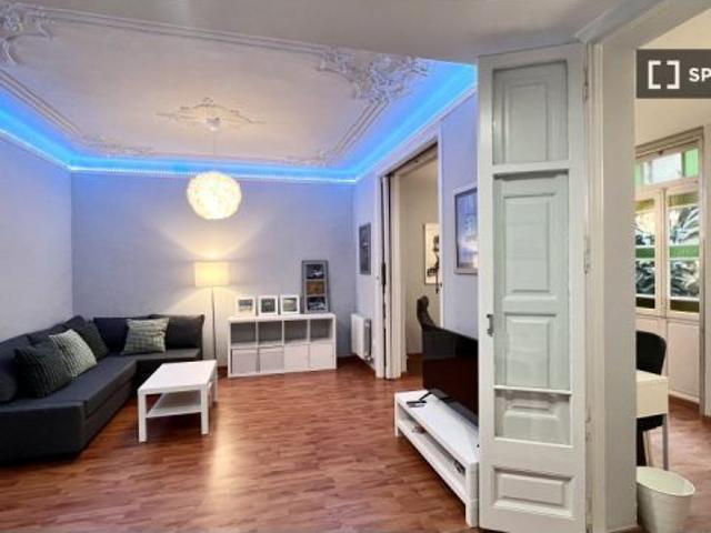 Se alquila piso de 2 habitaciones en la Dreta de l' Eixample, gastos incluidos