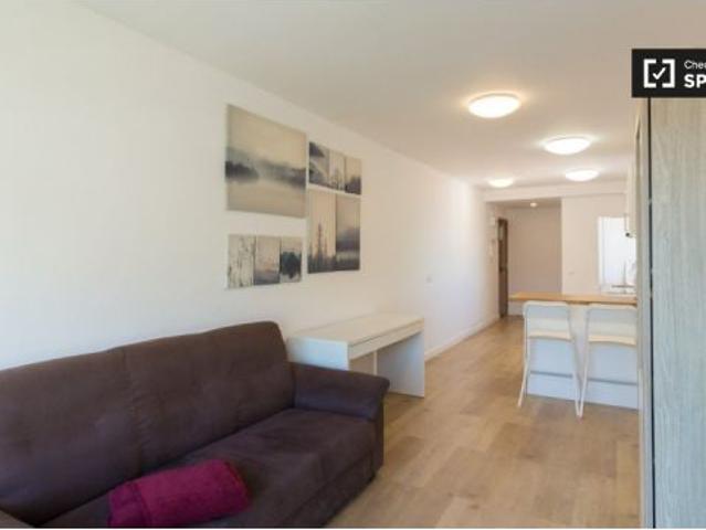 Se alquila piso de 2 habitaciones en La Trinitat Vella, perfecto para fumadores