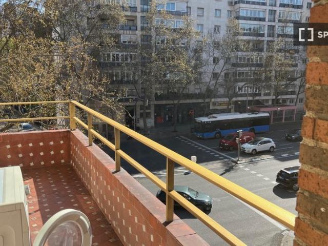 Se alquila piso de 2 habitaciones en Nueva España, Madrid
