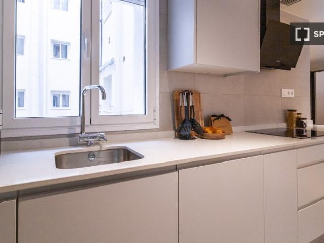 Se alquila piso de 2 habitaciones en Nueva España, Madrid