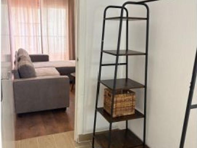 Se alquila piso de 2 habitaciones en Triana, gastos incluidos