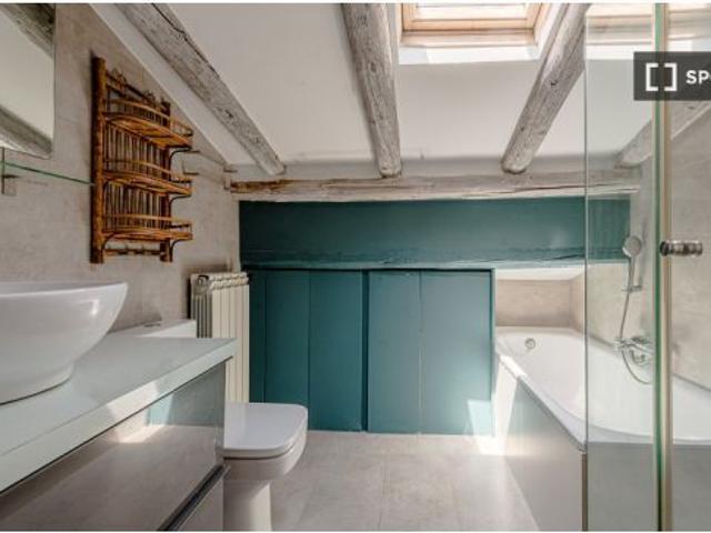 Se alquila piso de 2 habitaciones en Universidad, gastos incluidos