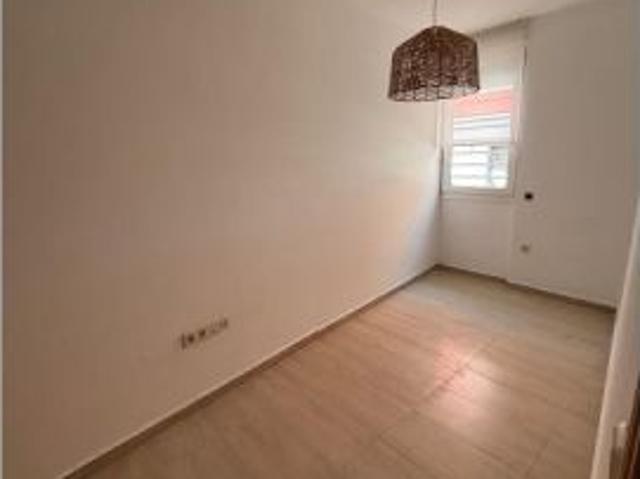 Se alquila piso de 2 habitaciones en Valdeacederas, gastos incluidos