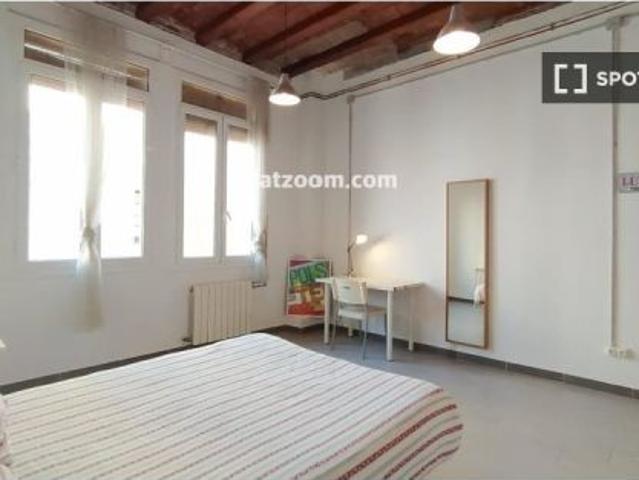 Se alquila piso de 2 habitaciones en Vila de Gràcia, gastos incluidos