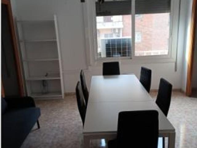Se alquila piso de 4 habitaciones en El Baix Guinardó, todos los gastos incluidos