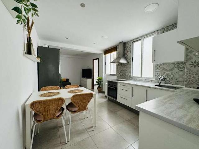 Se alquila piso de 4 habitaciones en La Creu Coberta
