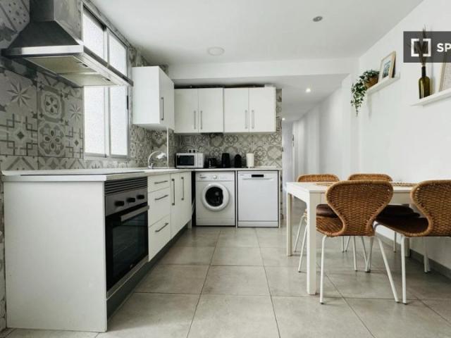 Se alquila piso de 4 habitaciones en La Creu Coberta