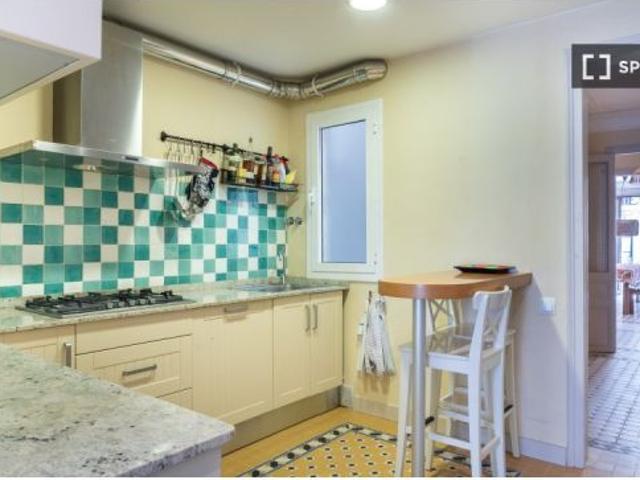 Se alquila piso de 4 habitaciones en La Barceloneta, gastos incluidos