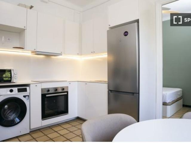 Se alquila piso de 4 habitaciones en la Sagrada Familia