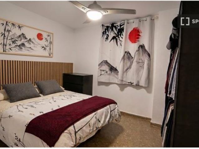 Se alquila piso de 4 habitaciones en La Trinidad Este, Málaga, gastos incluidos, ideal para profesio
