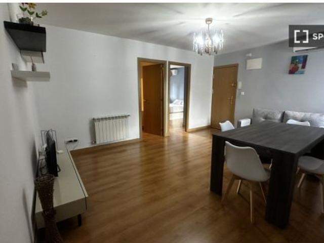 Se alquila piso de 4 habitaciones en Numancia, gastos incluidos