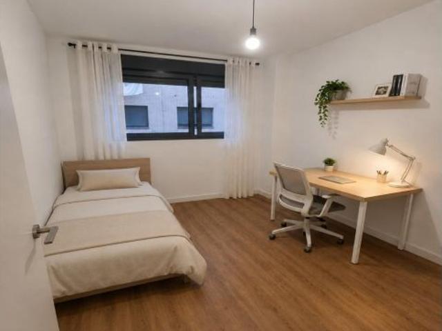SE ALQUILA PISO DE 4 HABITACIONES EN TEATINOS
