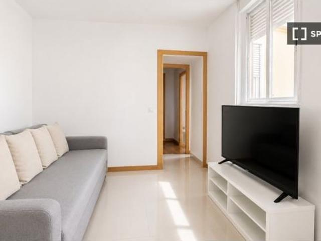 Se alquila piso de 4 habitaciones en Universidad, gastos incluidos