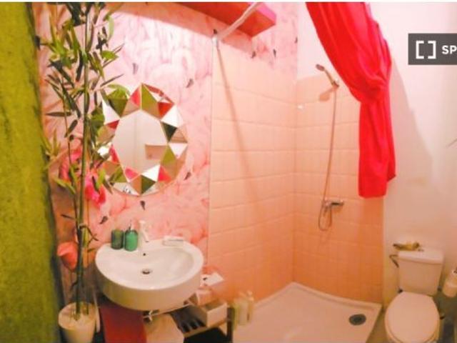 Se alquila piso de 4 habitaciones en Universidad, gastos incluidos