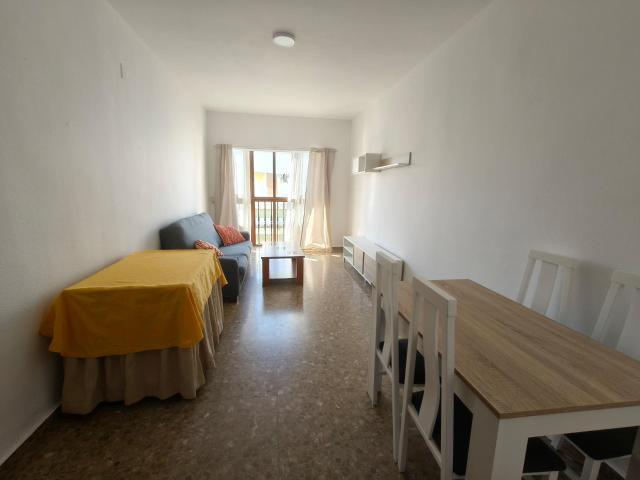 SE ALQUILA PISO EN CADIZ, ZONA CENTRO, SOLO PARA TEMPORADA ESCOLAR
