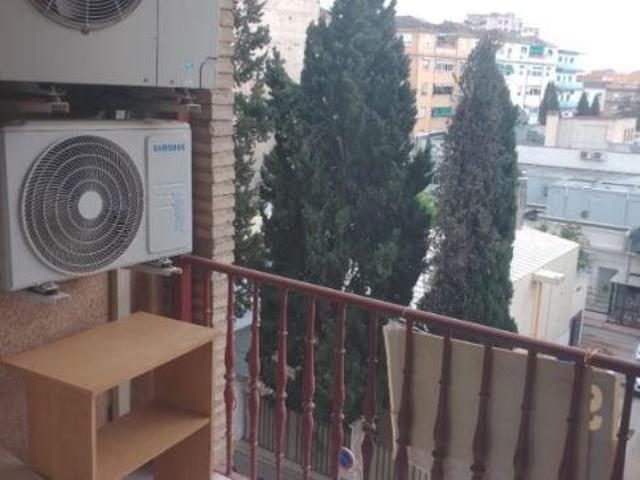SE ALQUILA PISO EN CALLE DOCTOR MESA MOLES