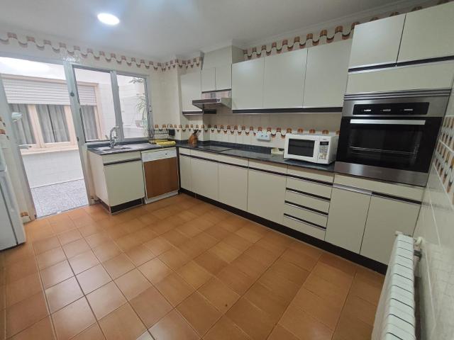 SE ALQUILA PISO EN PLENO CENTRO PETRER 138 M2