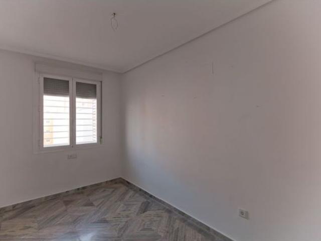 Se alquila piso en Ronda Capuchinos/ Ctra Carmona de 4 hab y 2 baños, salón y cocina. Sin amueblar