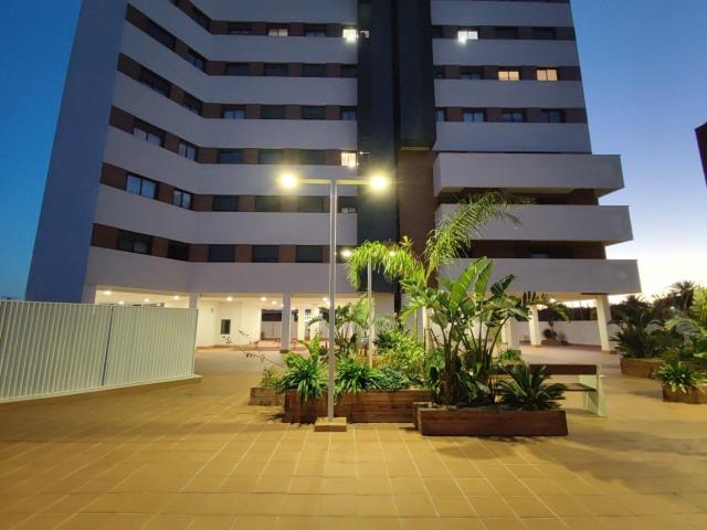 Se ALQUILA piso NUEVO junto a JUAN CARLOS I, con TERRAZA, GARAJE Y PISCINA