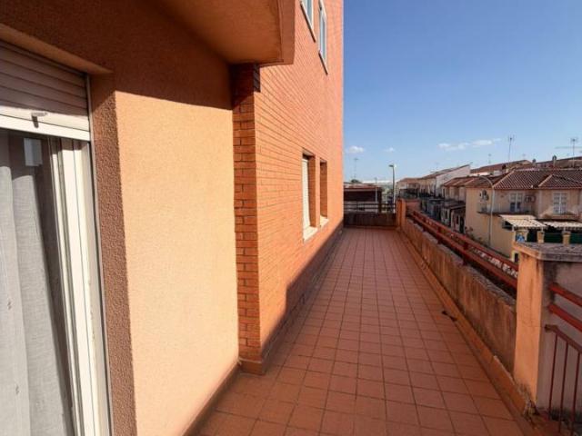 SE ALQUILA PISO PARA ESTUDIANTES CON TERRAZA, EN C/ ARRAYANES, JUNTO A LA ESTACION DE AUTOBUSES