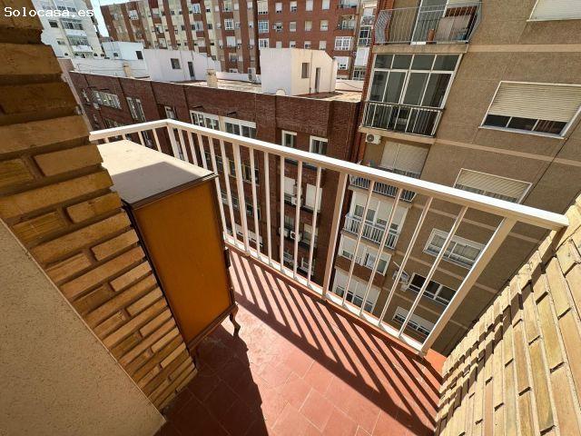 Se alquila piso para estudiantes en Carlos III con 4 dormitorios y 2 baños Amueblado