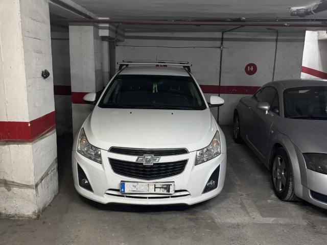 Se alquila plaza de garaje para coche grande en Avenida Cataluña 40 Zaragoza