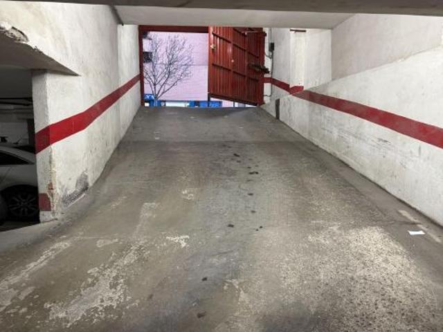Se alquila plaza de garaje para coche grande en Avenida Cataluña 40 Zaragoza