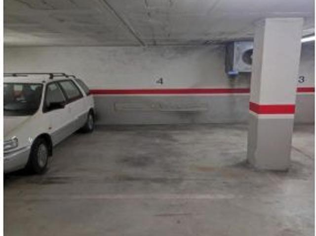Se alquila plaza de parking junto a la zona de los colegios
