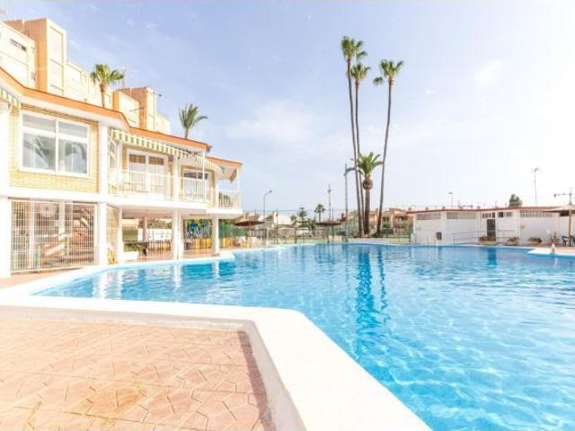 SE ALQUILA POR TEMPORADAS CHALET DE 3 DORMITORIOS 1 BAÑO 1 ASEO EN ZONA LOS FRUTALES TORREVIEJA