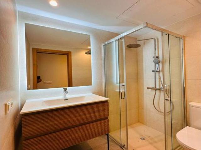 Se alquila por larga temporada bonito apartamento a estrenar en el centro de Fuengirola