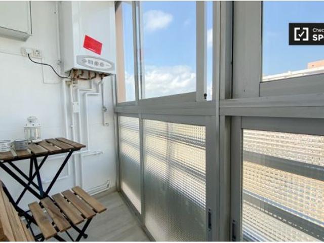 Se alquila preciosa habitación en apartamento de 3 dormitorios en Poblats Marítims