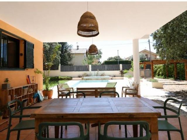 Se alquila precioso chalet amueblado con amplia parcela con jardín y piscina