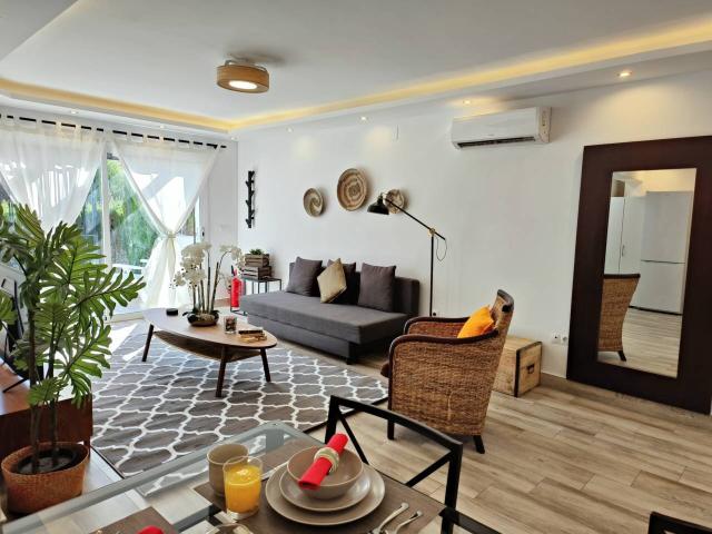 SE ALQUILA PRECIOSO Y COQUETO APARTAMENTO CON VISTAS AL MAR CON JARDIN Y PISCINA COMUNITARIA