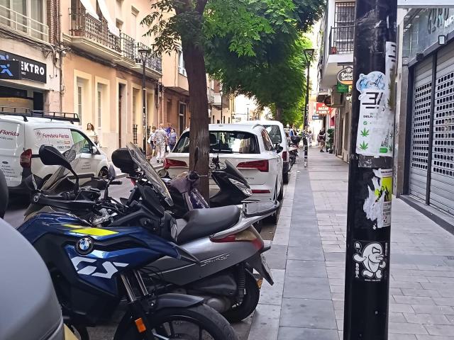 SE ALQUILA / SE VENDE LOCAL / CENTRICO / CON SOTANO Y NAYA / VADO CON ENTRADA PARA VEHÍCULOS AL SÓTANO