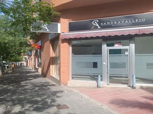 SE ALQUILA / VENDE / LOCAL REFORMADO / FRENTE MERCADONA ALTOZANO
