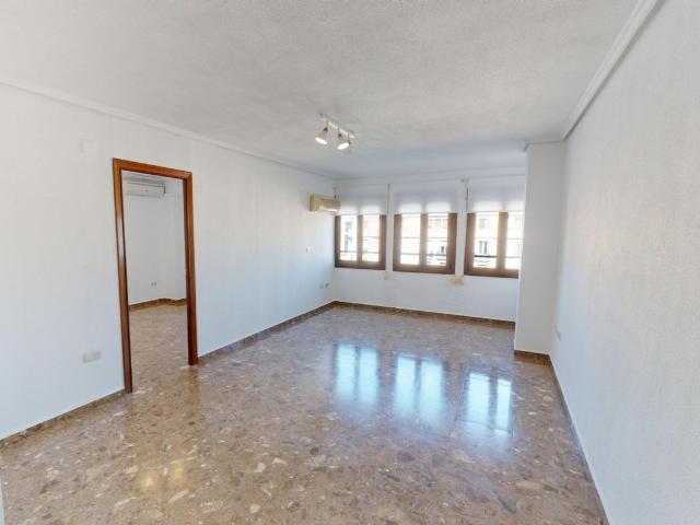 SE ALQUILA VIVIENDA EN GRAN VIA GERMANIAS JUNTO PARQUE CENTRAL
