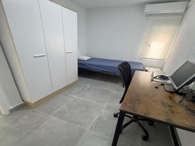 Se alquila vivienda reformada con terraza privada entre Avd De Los Pinos y Juan Carlos I