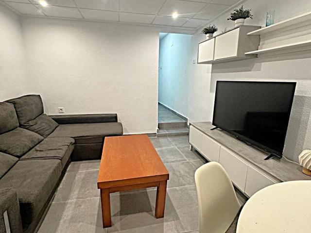 Se alquila vivienda reformada con terraza privada entre Avd De Los Pinos y Juan Carlos I