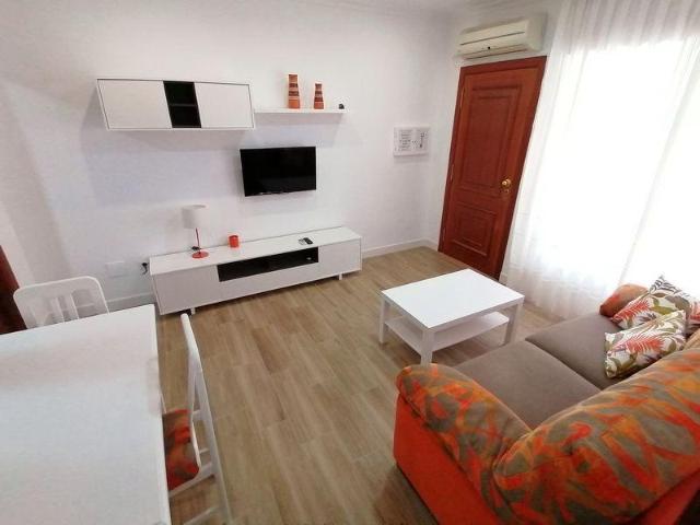 Se Alquila vivienda 2 Dormitorios con Muebles junto a COLON